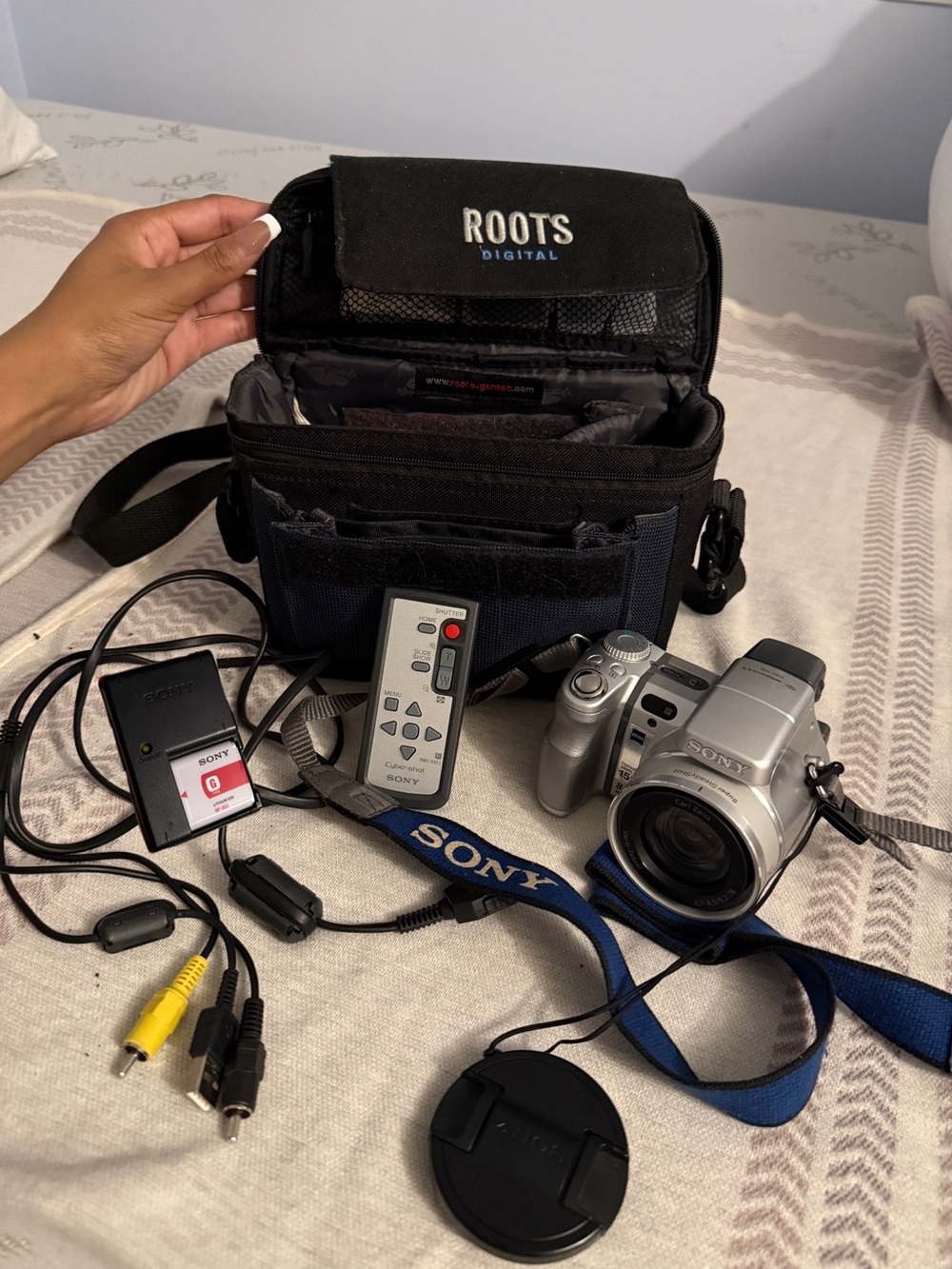 Sony Silver Camera Camcorder Roots Carrying Bag Charger Remote Cable Cord Strap